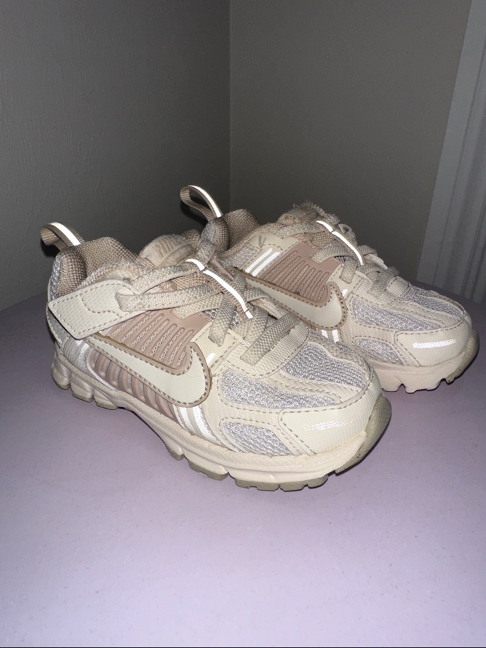 Vomero Nike Kids Neutral-Tone Mesh & Leather Sneakers in Beige and Cream